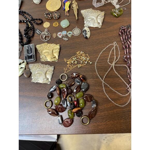 Box of vintage costume jewelry lot - Picture 15 of 15